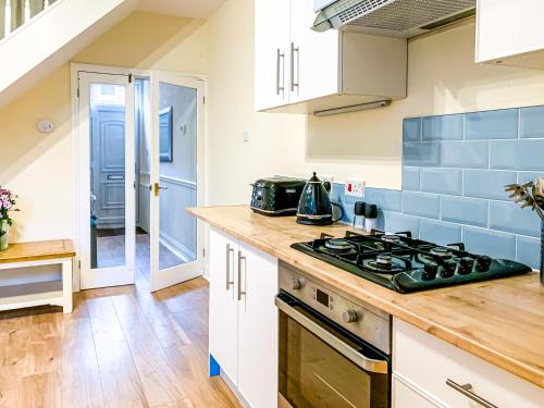 Picture of Stay Near York Racecourse At The Victoria - Free Parking - York Holiday Home