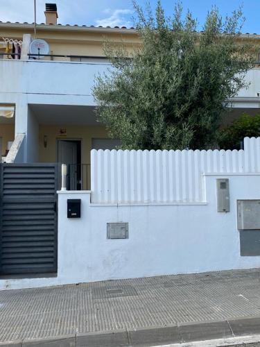 Agradable Adosado con Piscina Comunitaria gîte à louer Creixell