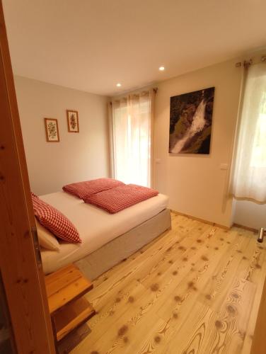 2 bedrooms, 4 beds