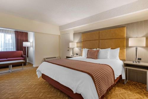 Best Western Plus Thousand Oaks Inn Room Type - Larger King Room with Roll-In Shower and Sofa Bed - Disability Access/Non-Smoking
