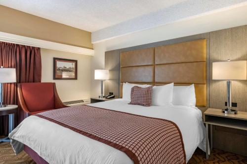 Best Western Plus Thousand Oaks Inn Room Type - King Room with Sofa Bed - Upper Floor/Non-Smoking