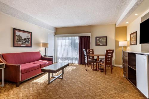 Best Western Plus Thousand Oaks Inn Room Type - King Suite with Sofa Bed and Patio - Ground Floor/Non-Smoking