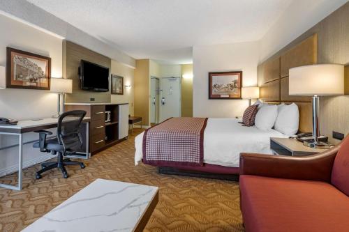 Best Western Plus Thousand Oaks Inn Room Type - Large King Room with Sofa Bed - Non-Smoking