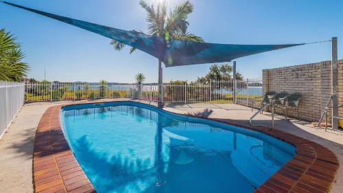 Peninsula Court Unit 10 - Waterfront Unit with Pool & River Views - Holiday Yamba - image 4