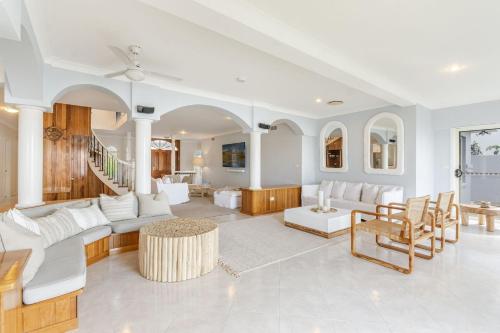 Salty Dayz - Designer Waterfront with Private Pontoon & Pool - Holiday Yamba - image 4