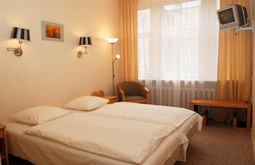 Double or Twin Room image 10