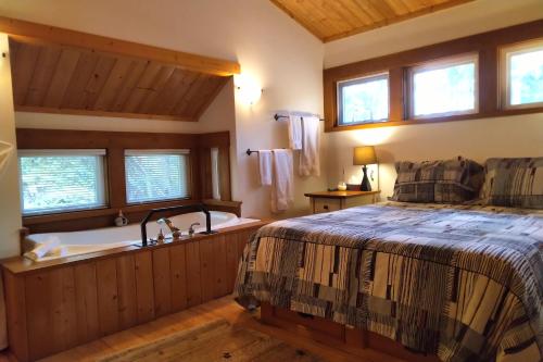 Moon Dance Cabin in Madeira Park, Canada