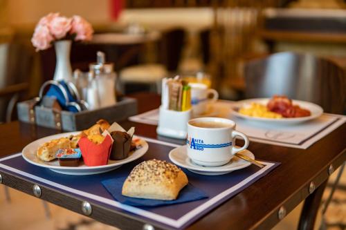 Anita Hotel - image 11