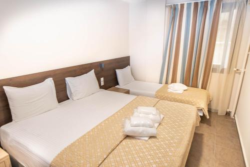 2 twin beds, 1 sofa bed