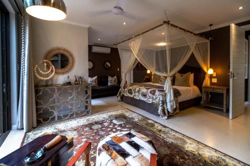 357897966 Safari Moon Luxury Bush Lodge