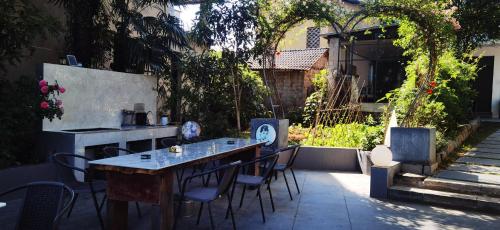 ห้องอาหาร, ถูเจีย โฟล์คเฮาส์ (Tujia folk houses) near สนามบินจางเจียเจี้ย