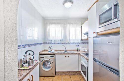 Superior One-Bedroom Apartment (1-4 Adults) image 4