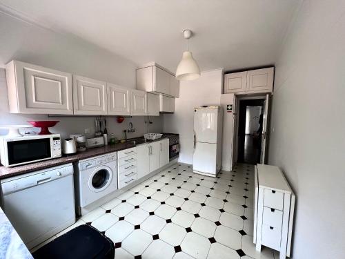 Flores Terrace Apartment - image 11