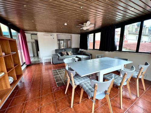 Flores Terrace Apartment - image 2