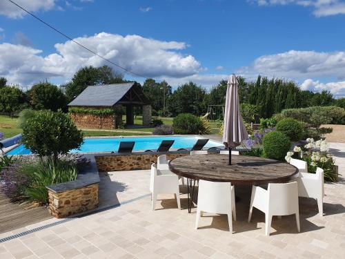 Maison de Campagne de charme avec piscine privée classée 3 étoiles (Maison de Campagne de charme avec piscine privee classee 3 etoiles) in Chateauneuf-sur-Sarthe