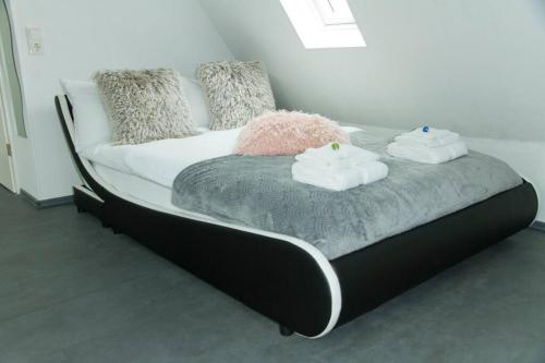 TRUTH Studio - Queensize Bett - Netflix - Küche - Apartment - Dortmund