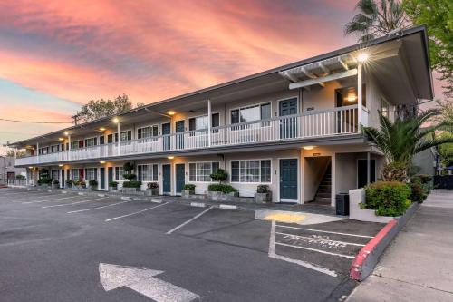 Best Western Town House Lodge - Accommodation - Modesto