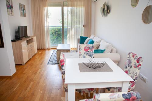One-Bedroom Apartment image 1