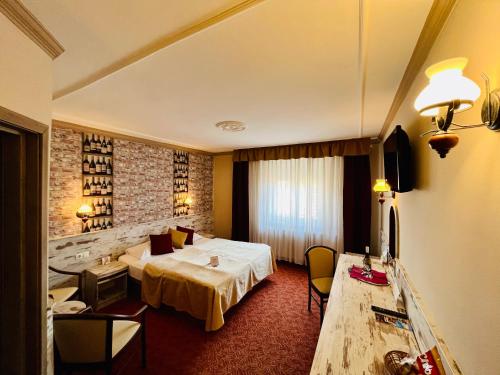 Queen Room with Garden View