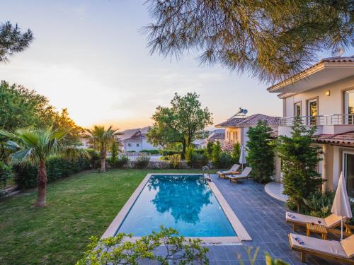 Hanel Life Royale 2 Villa With Private Pool - Tap to explore photos