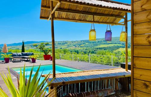 Havre de paix, vue pano, terrasse, piscine, nature.