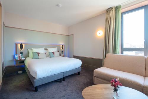 Junior Queen Suite image 4