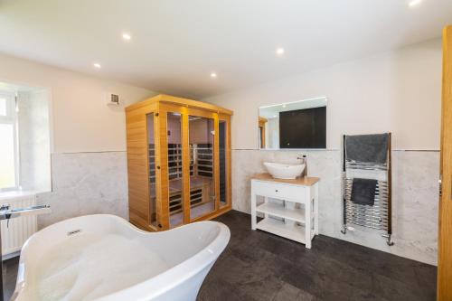 Nether Newton - Sleeps 12, Hottub, Sauna, Private Garden in Н'ювмілнс