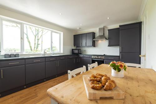Alton Villa, Sleeps 10, Great for Families, Undercover Hotub & Games Room in Newmilns