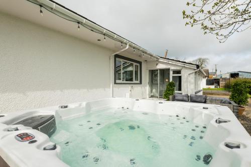 Alton Villa, Sleeps 8, Great for Families, Hotub & Games Room in Newmilns