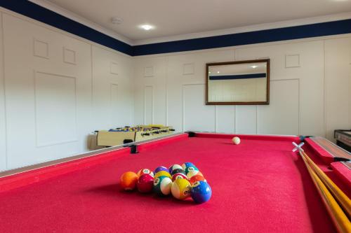 Alton Villa, Sleeps 10, Great for Families, Undercover Hotub & Games Room - Accommodation - Newmilns