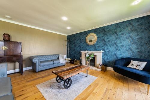 Alton Villa, Sleeps 12, Great for Families, Undercover Hotub & Games Room in Н'ювмілнс