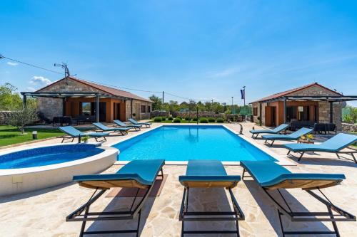 New! Promina luxury villa with 72sqm Heated Pool, Jacuzzi, Infrared Sauna, Tennis court, Media room