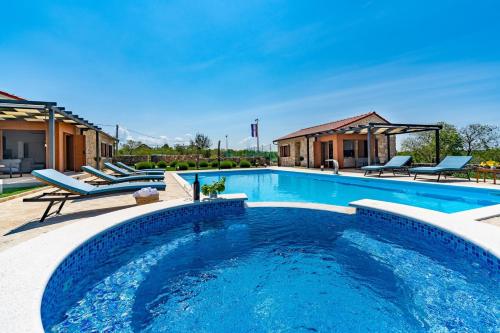 New! Promina luxury villa with 72sqm Heated Pool, Jacuzzi, Infrared Sauna, Tennis court, Media room