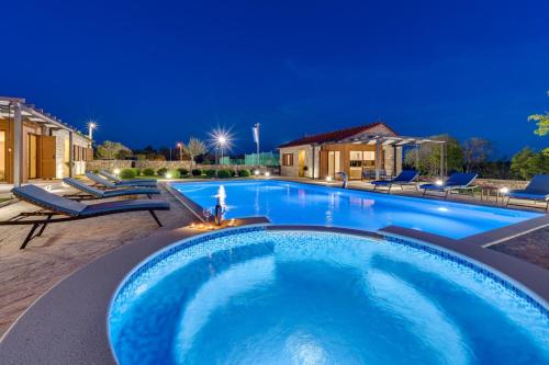 New! Promina luxury villa with 72sqm Heated Pool, Jacuzzi, Infrared Sauna, Tennis court, Media room in Bogatić