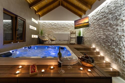 New! Promina luxury villa with 72sqm Heated Pool, Jacuzzi, Infrared Sauna, Tennis court, Media room