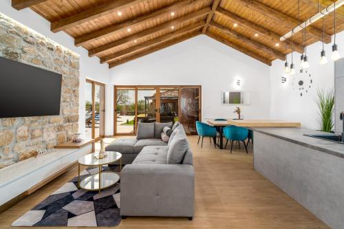 New! Promina luxury villa with 72sqm Heated Pool, Jacuzzi, Infrared Sauna, Tennis court, Media room in Bogatić