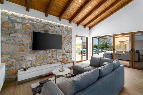 Баня, New! Promina luxury villa with 72sqm Heated Pool, Jacuzzi, Infrared Sauna, Tennis court, Media room in Bogatić