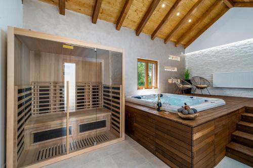 New! Promina luxury villa with 72sqm Heated Pool, Jacuzzi, Infrared Sauna, Tennis court, Media room