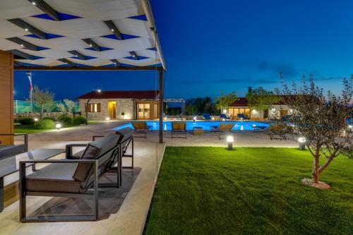 New! Promina luxury villa with 72sqm Heated Pool, Jacuzzi, Infrared Sauna, Tennis court, Media room in Bogatić