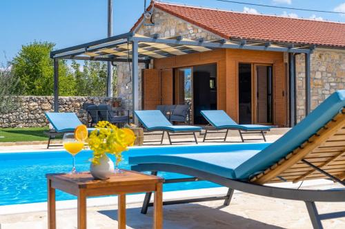 New! Promina luxury villa with 72sqm Heated Pool, Jacuzzi, Infrared Sauna, Tennis court, Media room