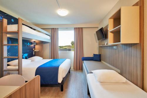 4 twin beds