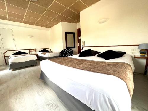 1 double bed, 2 twin beds