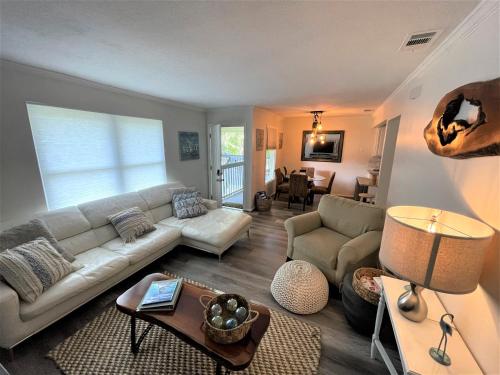 St Augustine Beach Condo 3/5 Min Walk Beach/Cafes – khách sạn tại Anastasia