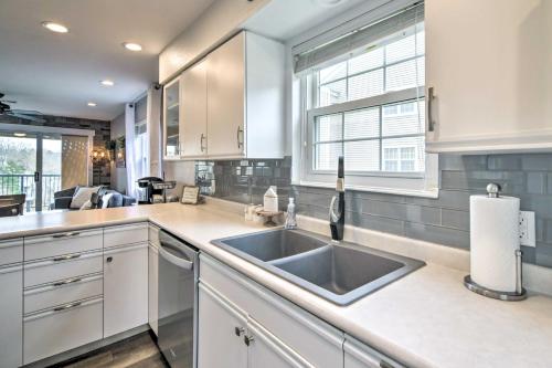 Branson Retreat with Balcony and 18-Hole Golf Course! in Branson, USA