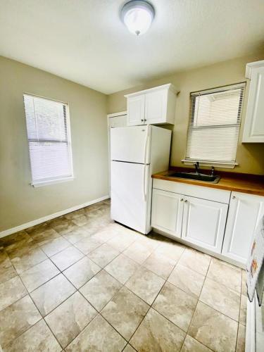 Two Fully Equipped Apartments and a Studio 5 miles from the beach in Bay Pines