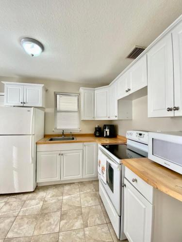 Two Fully Equipped Apartments and a Studio 5 miles from the beach in Bay Pines