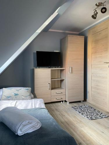1 double bed, 2 twin beds