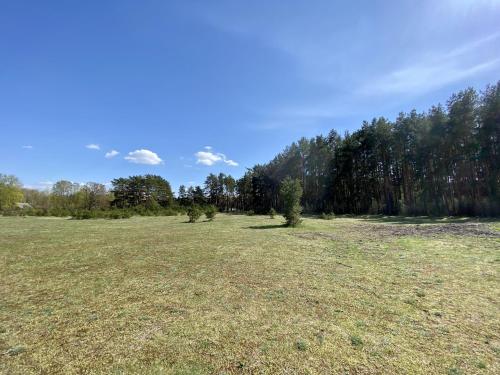 Bližnja okolica, Spacious 3-Room Apartment & Residential Parking in Ziepniekkalns