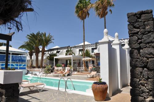 Los Tulipanes - image 12