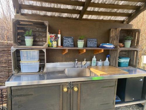 virtuve, Belan Bluebell Woods Shepherds Hut in Languriga